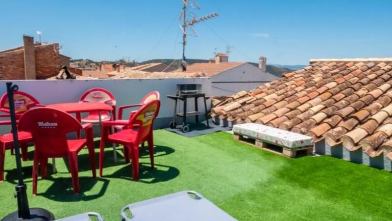 Terraza de la casa rural Lentiscar Home con espectaculares al pueblo de Letur